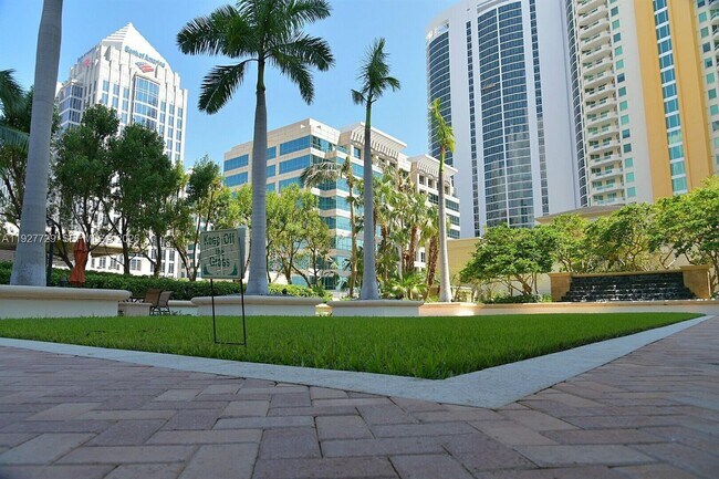 Building Photo - 347 N New River Dr E