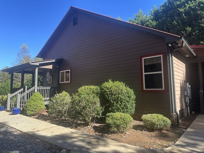 Building Photo - 164 Sager Ln