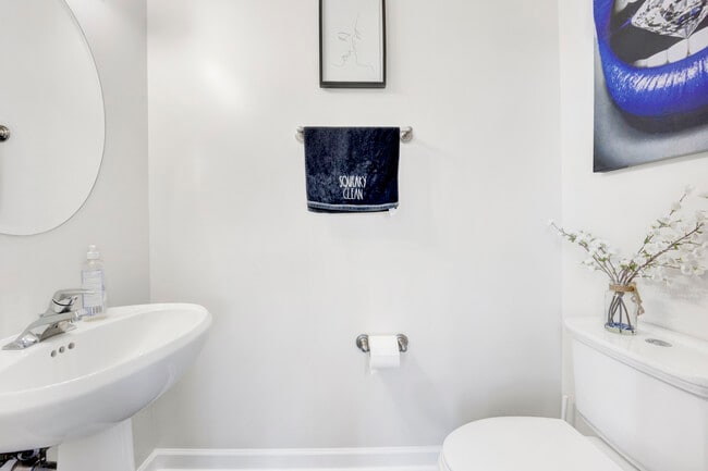 Building Photo - 870 N Milwaukee Ave