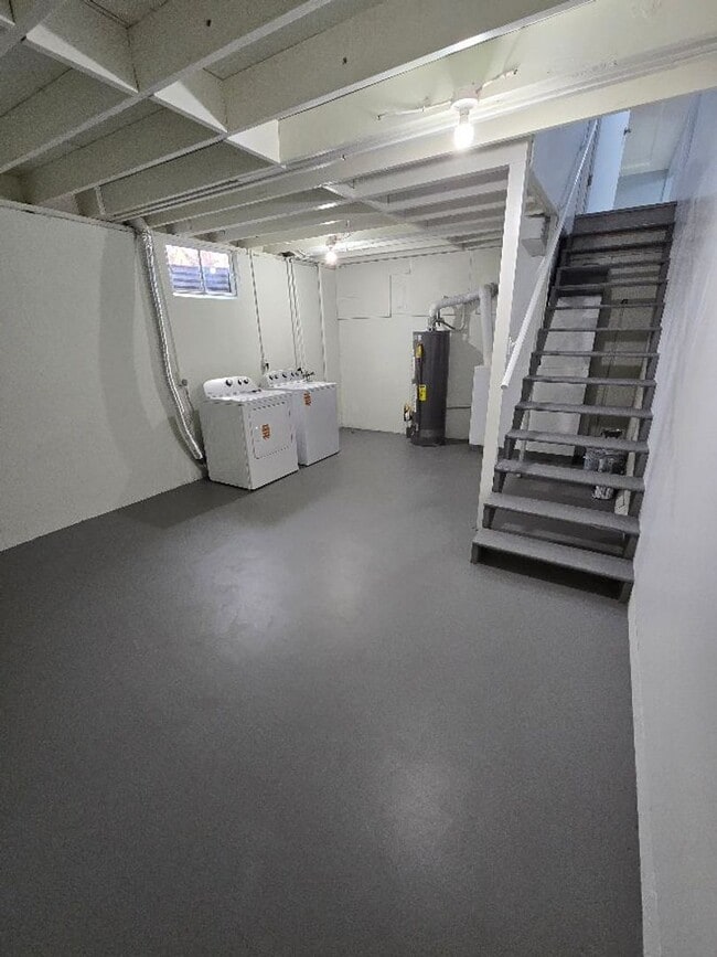 Building Photo - All like NEW Inside ! Great walk & bike scores - Large fenced backyard !