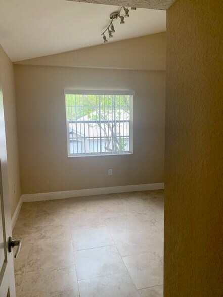 Building Photo - 2881 N Oakland Forest Dr