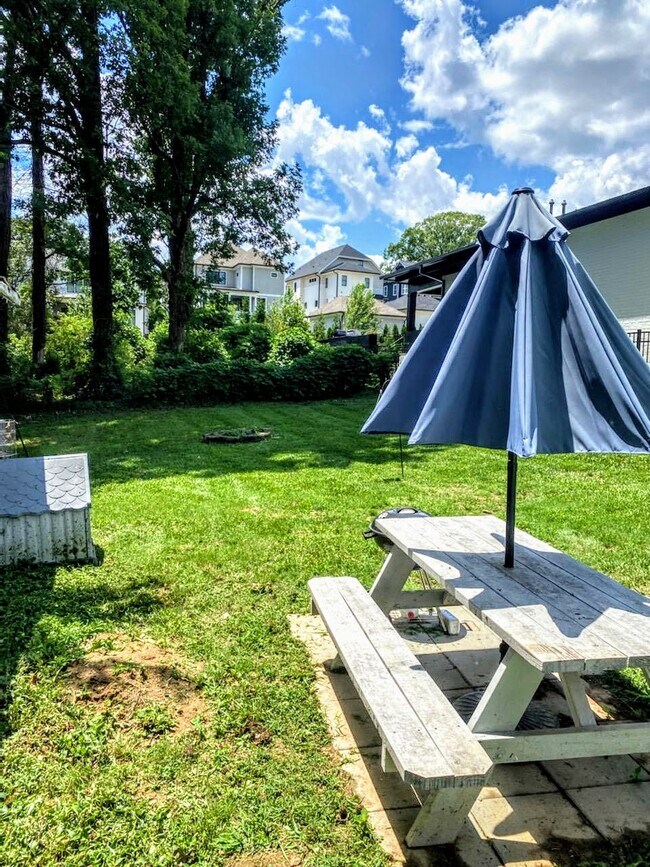 Building Photo - 418 Iverson Way