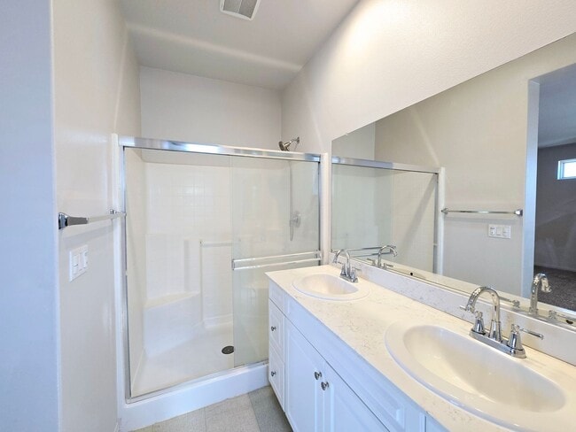 Building Photo - Tri-level Townhome in Prime Fullerton Location!