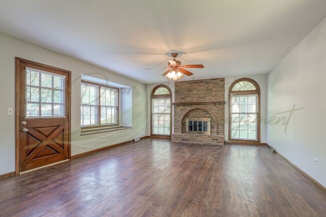 Building Photo - LOTS OF NATURAL SUNLIGHT!!!