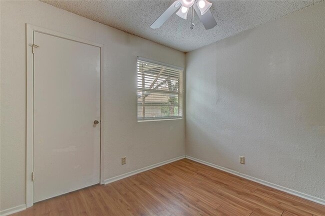 Building Photo - 400 Hedgewood Dr