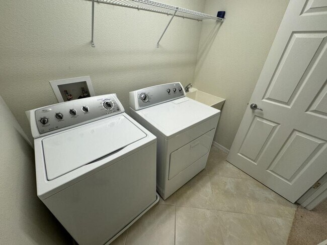 Building Photo - 11902 Lorenza Ln