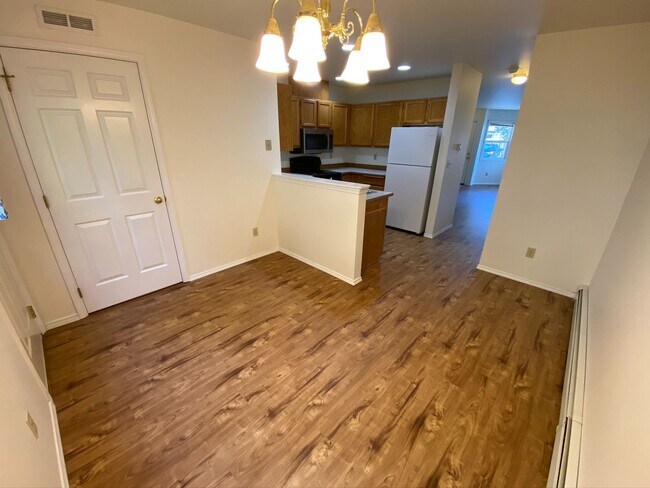 Building Photo - 2 Bed 1.5 Bath Condo! W/S/G/Lawn Care Included!