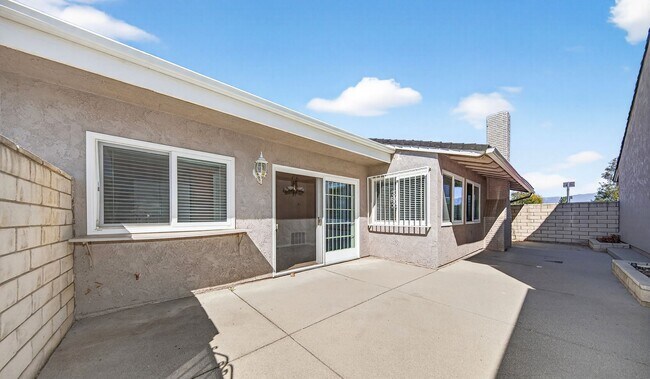 Building Photo - Updated and Move-In Ready!