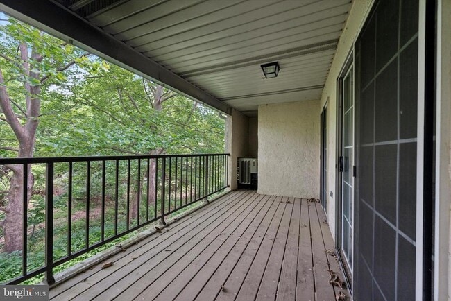 Building Photo - 250 Valley Stream Ln