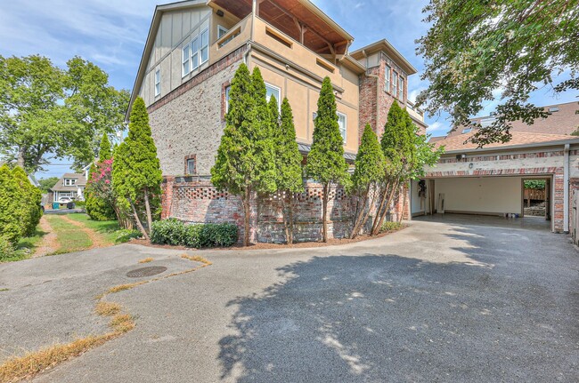 Building Photo - Perfect Brownstone in Sylvan Park near West End