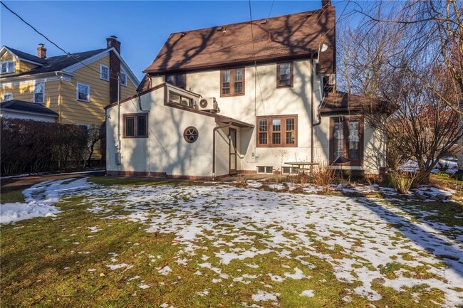 Building Photo - 305 Castlebar Rd