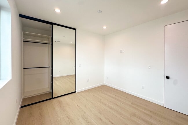 Building Photo - 13843 Burbank Blvd