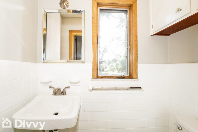 Building Photo - 150 E 272nd St