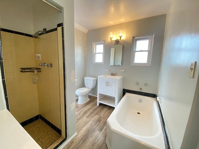Building Photo - CHARMING NORTH PARKING ONE BEDROOM! LARGE ...