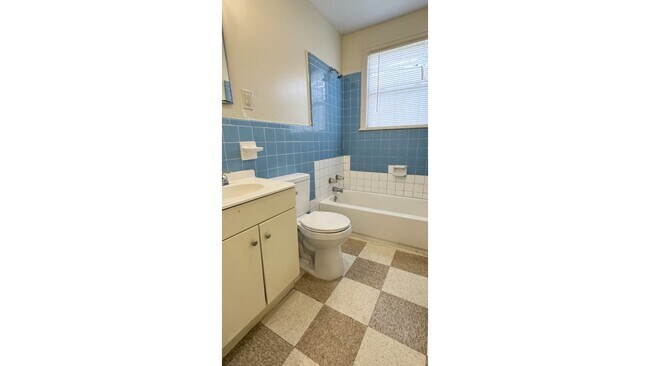 Building Photo - 711 Plum St