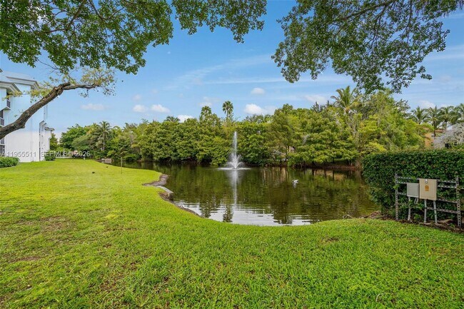 Building Photo - 711 N Pine Island Rd