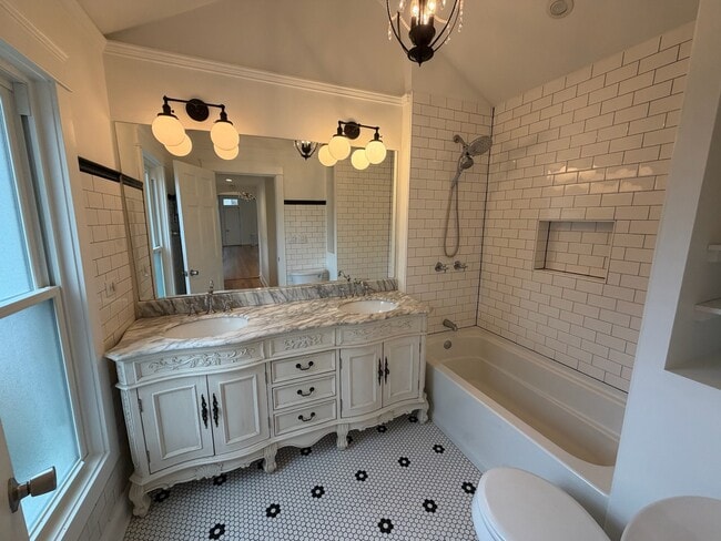 Building Photo - 207 E Custer St