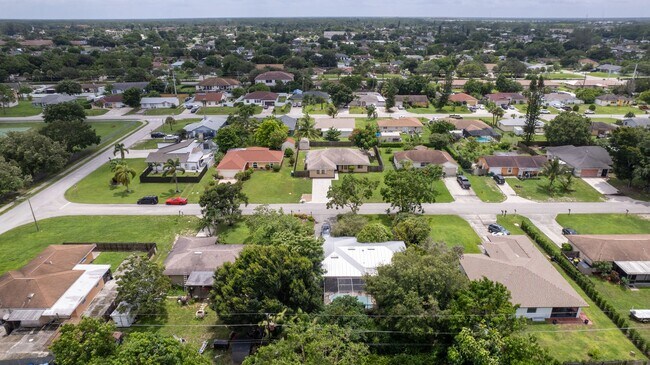 Building Photo - ** GOLDEN GATE CITY ** 3 BED + DEN / 2 BAT...