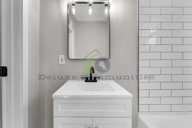 Building Photo - 724-724 Adams St SE