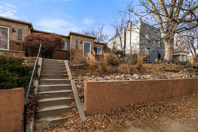 Building Photo - Charming Townhome in West Highlands!