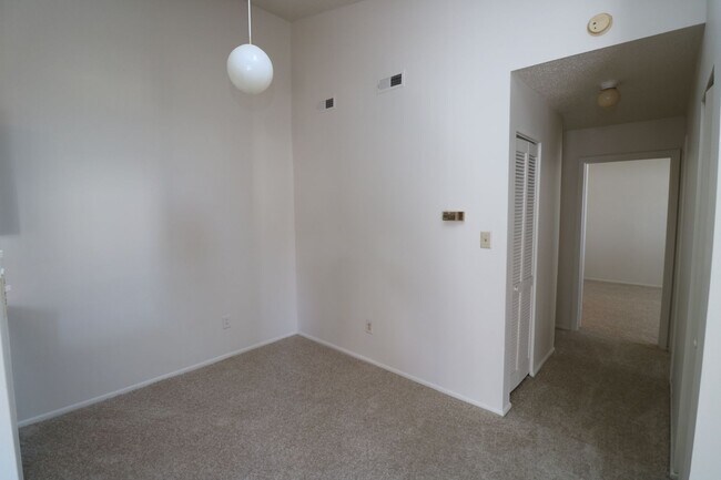 Building Photo - 2 bedroom 1 bath condo near Town Center in Virginia Beach!