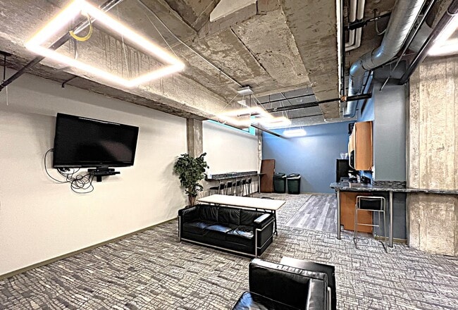 Building Photo - 210 S Desplaines St