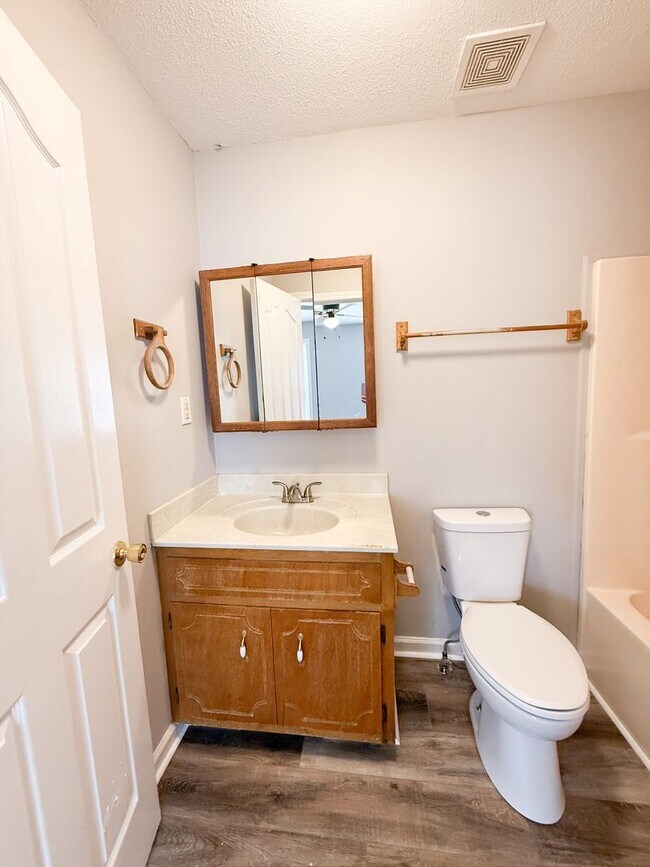 Building Photo - 3 Bedroom 2 Bathroom home!!