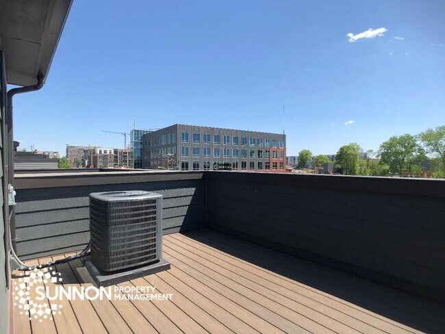 Building Photo - Beautiful 4 Story Townhome in South Charlotte!