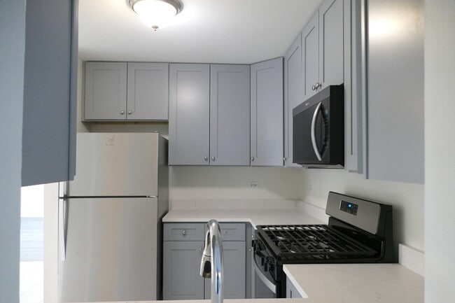 Building Photo - 1076 Crestwood Ln