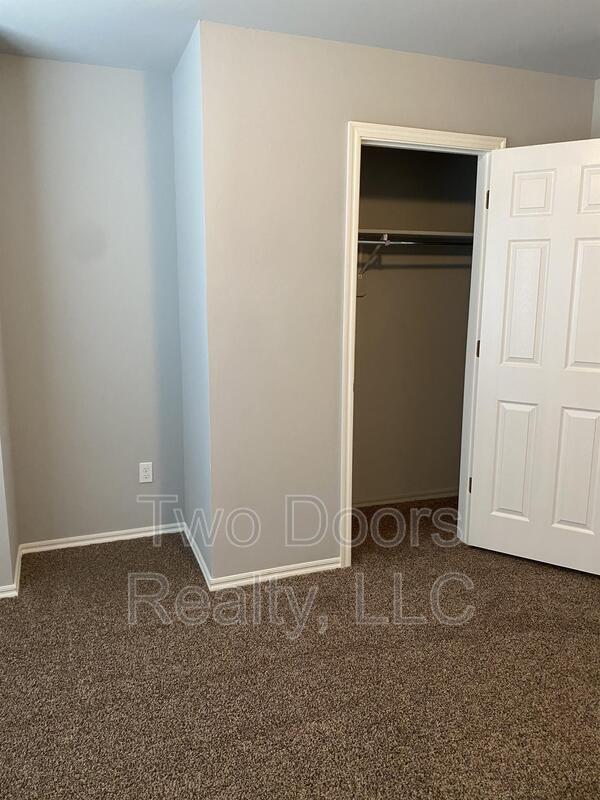 Building Photo - 10240 Hidden Village Dr