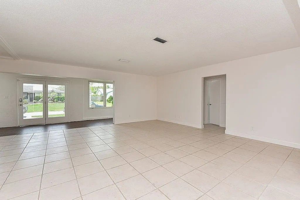 Building Photo - 2608 Sheridan Dr