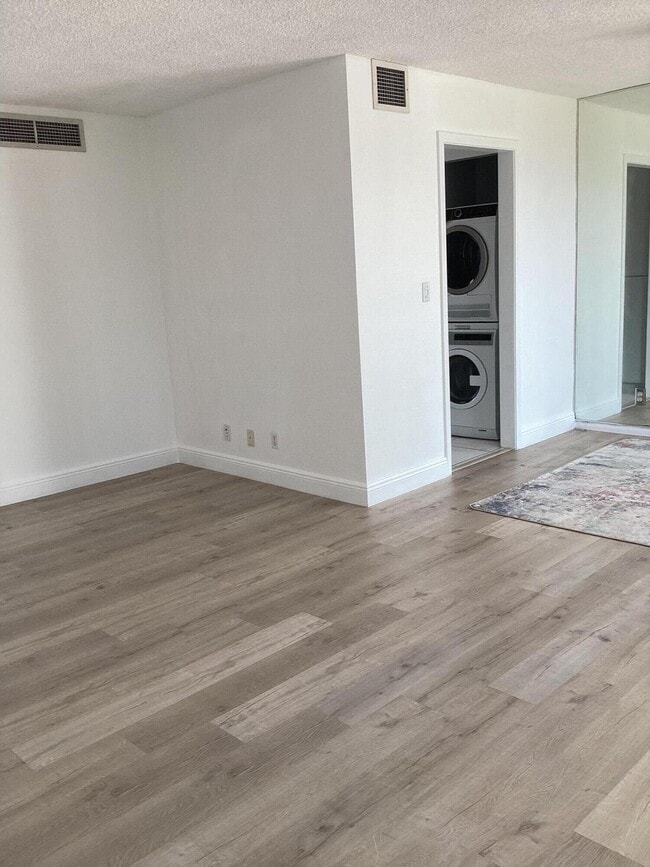 Building Photo - 00 Bridgewood Dr