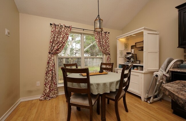 Building Photo - Lovely Cul-De-Sac Home in South Crestview