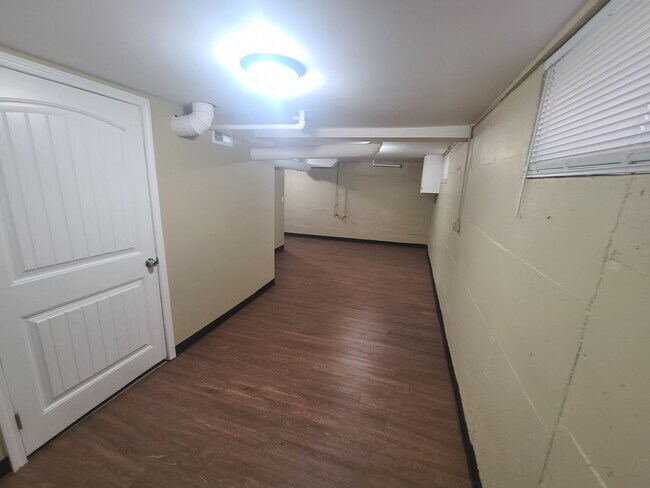 Building Photo - Extra clean and spacious home with a finis...