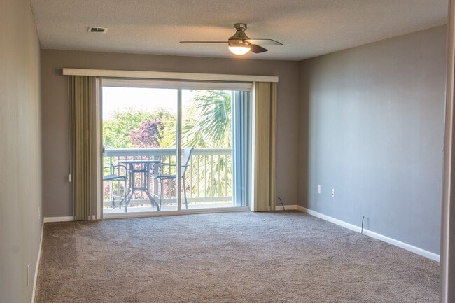 Building Photo - 3/2 1200 SF condo on the Intercoastal West...