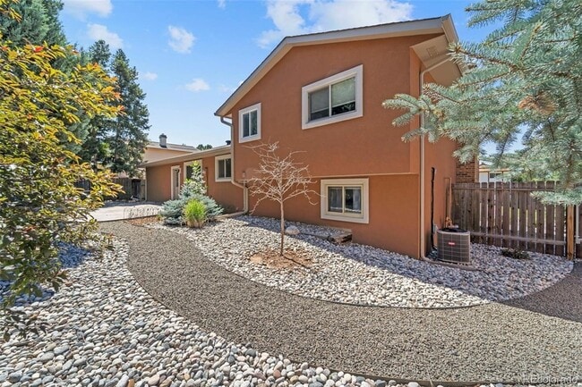 Building Photo - 5585 Escondido Dr