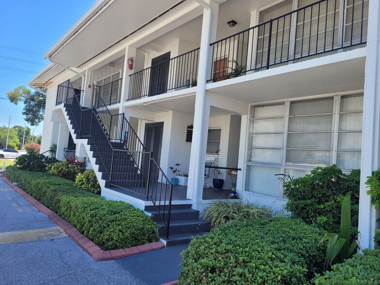 Building Photo - 2950 West Bay Dr