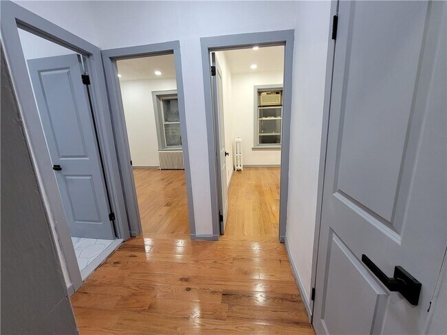 Building Photo - 1111 E 94th St