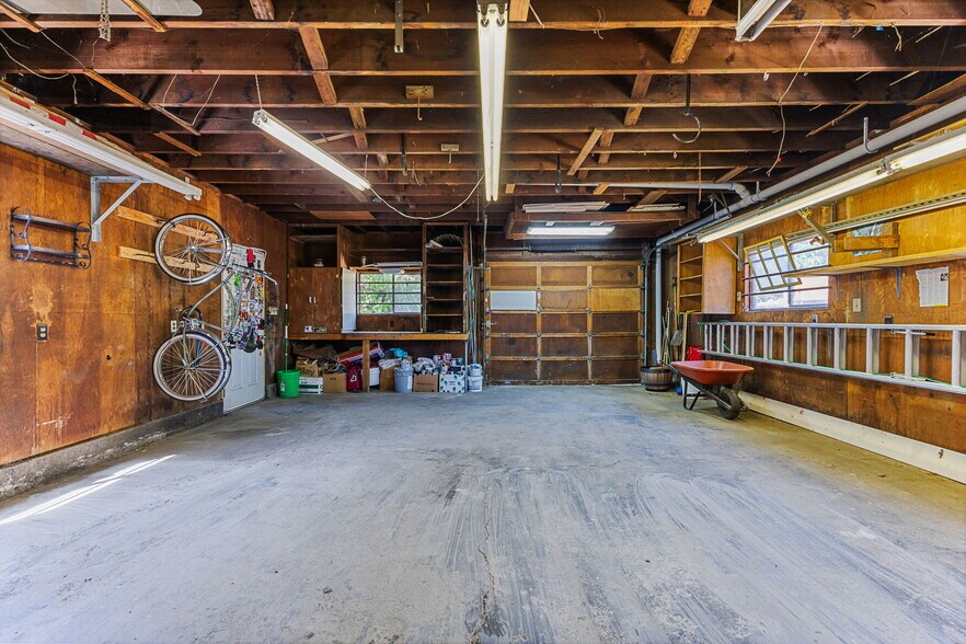 Building Photo - 2210 Hazel Ave NE