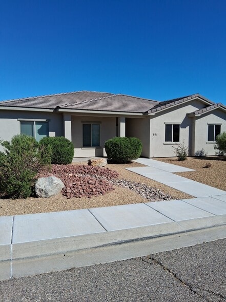 Building Photo - 571 E Colt Ln