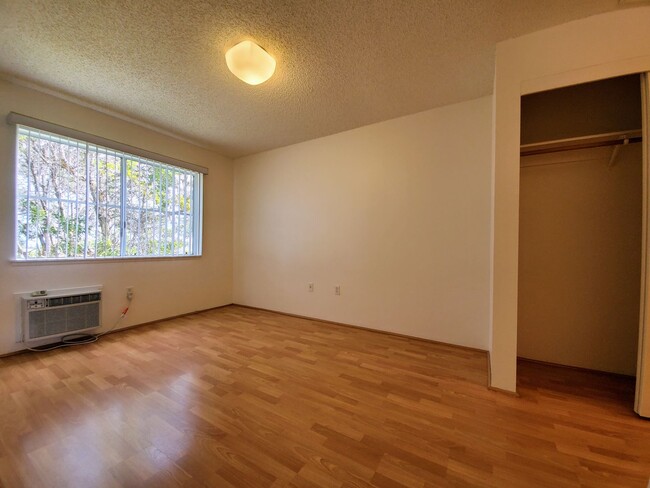 Building Photo - Available May 12, 2025 | 2 Bedroom, 2 bath...
