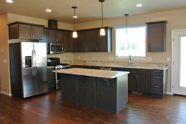 Building Photo - Stunning 5 Bed / 3.5 Bath Executive Home w...