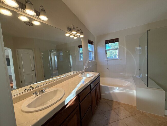 Building Photo - 5 bedrooms located in Redbridge Gated Community!