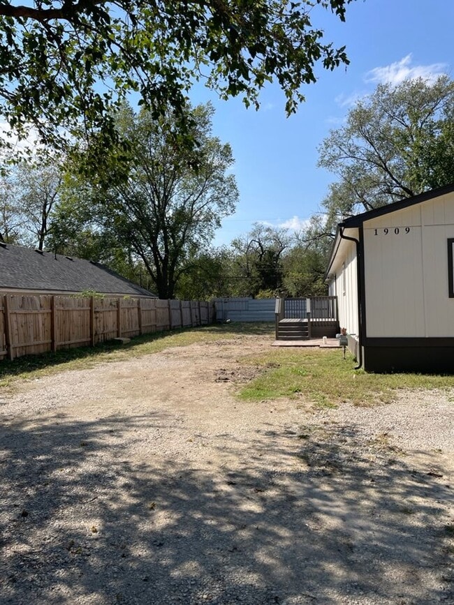 Building Photo - 3 Bed 2 Bath in South Wichita - Space for ...
