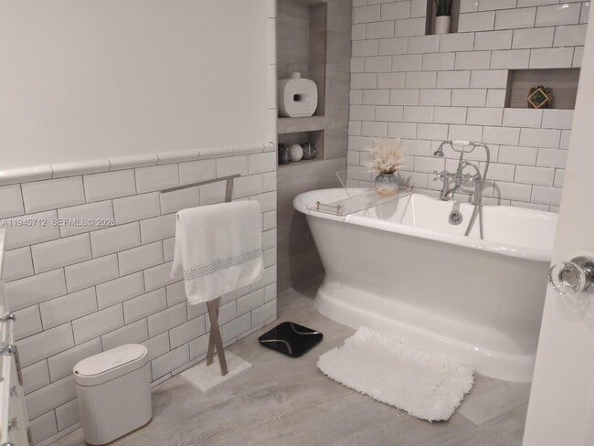 Building Photo - 1000 W Island Blvd