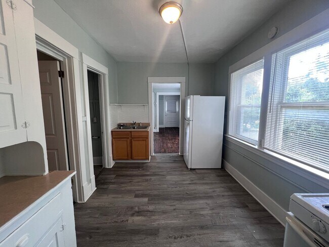Building Photo - Upper One Bedroom - Close to Downtown Gran...
