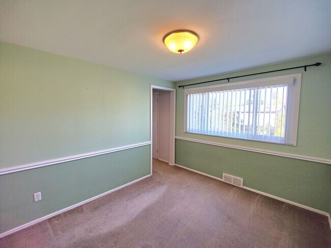 Building Photo - *Recently Updated 3BD/2.5BA Available for ...