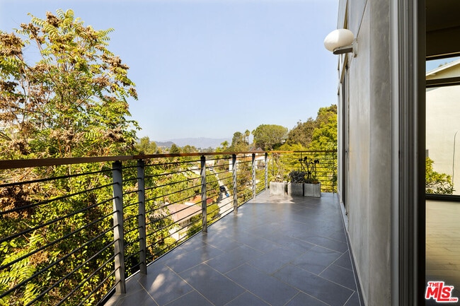 Building Photo - 3255 Fernwood Ave