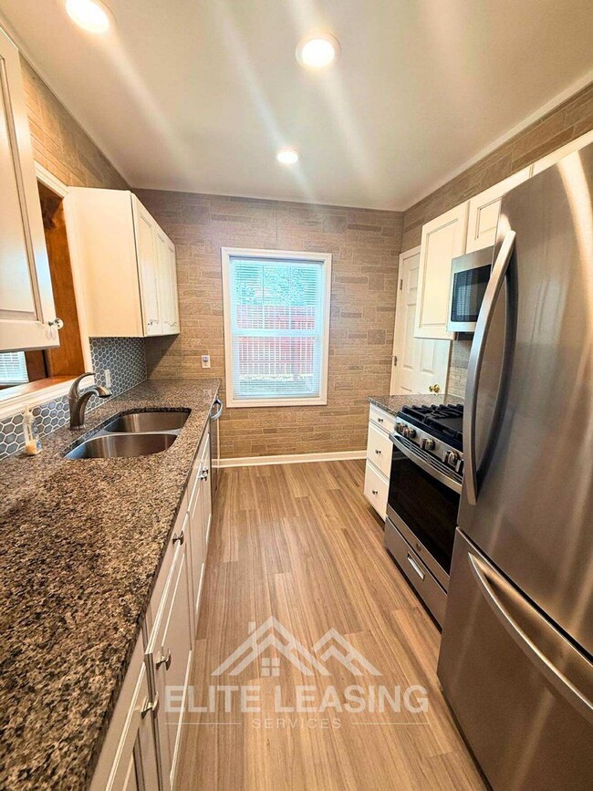 Building Photo - 3 Bedroom, 2 Bathroom home close to Gage Park