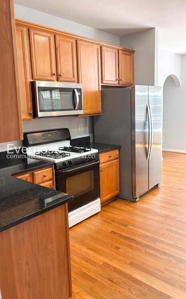 Building Photo - 6 Bed/4 Bath Home with Modern Amenities / Available Now!